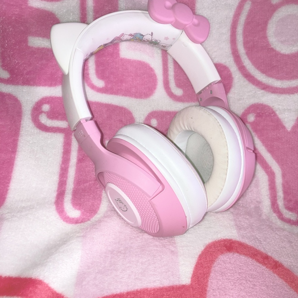 Hello Kitty Razer Wireless Headset